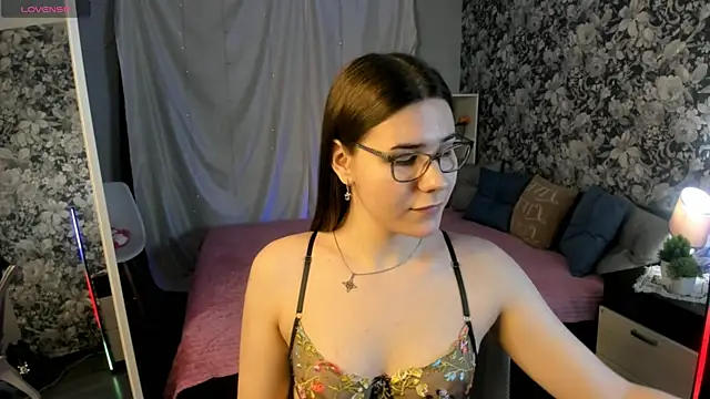 Snapshot of Coraline_kitty chatting on 05-19-26, 11:38 Coraline kitty online show from 05-19-26, 11:38