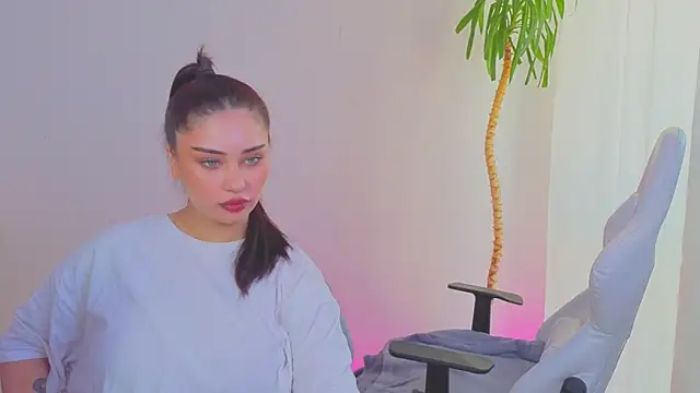 Sofia Plump online show from 05-06-26, 10:09