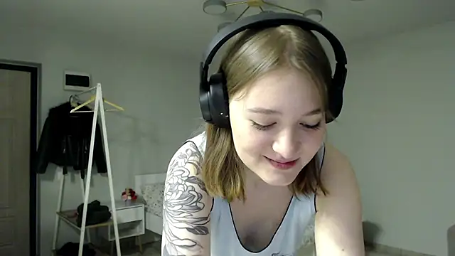 Snapshot of Mirrrra1 chatting on 02-16-26, 07:54 Mirrrra1 online show from 02-16-26, 07:54