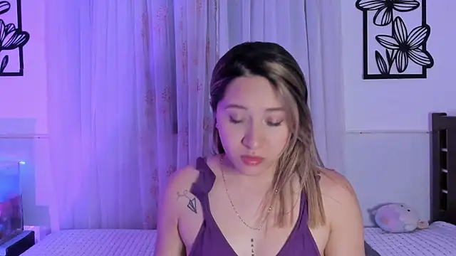 Snapshot of LeiahBlonde_ chatting on 03-25-26, 04:35 LeiahBlonde online show from 03-25-26, 04:35