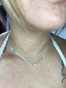 Snapshot of alana__070 chatting on 02-17-26, 01:07 alana 070 online show from 02-17-26, 01:07