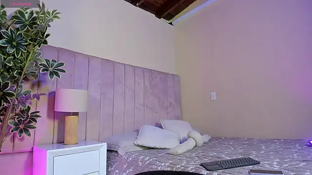 Snapshot of Ashley_Beaomunt chatting on 04-01-26, 11:22 Ashley Beaomunt online show from 04-01-26, 11:22