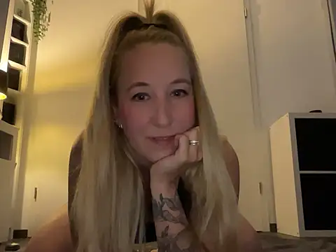 Snapshot of Ninimaus chatting on 05-08-26, 06:13 Ninimaus online show from 05-08-26, 06:13