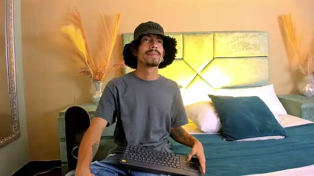 NoaahTylor online show from 06-18-26, 04:02