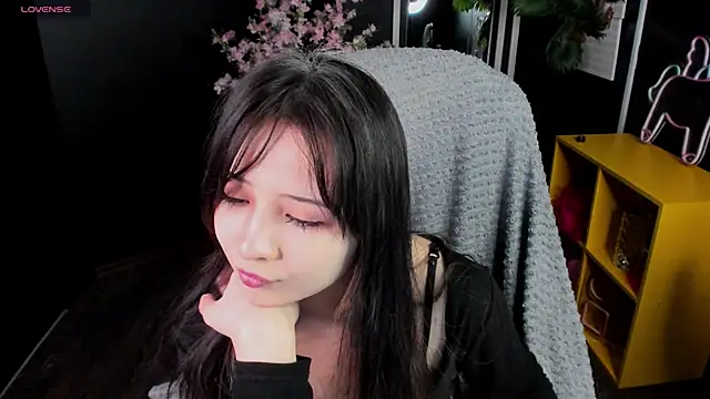 Snapshot of May_Ling chatting on 04-12-26, 10:42 May Ling online show from 04-12-26, 10:42