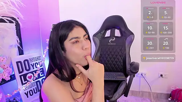 Snapshot of Siena_fox chatting on 03-12-26, 07:09 Siena fox online show from 03-12-26, 07:09