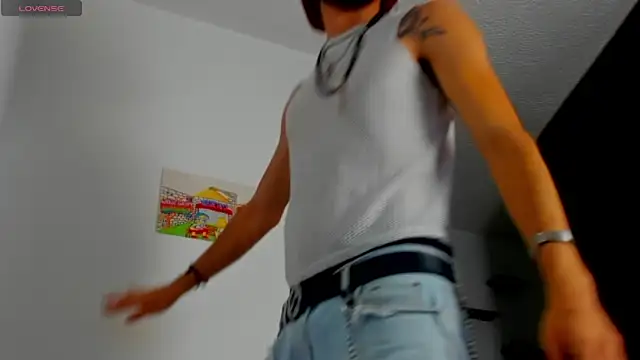 LovexJuxn8 online show from 02-11-26, 04:01