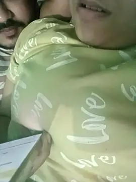 Snapshot of Desiyoungcouple15 chatting on 02-19-26, 04:36 Desiyoungcouple15 online show from 02-19-26, 04:36