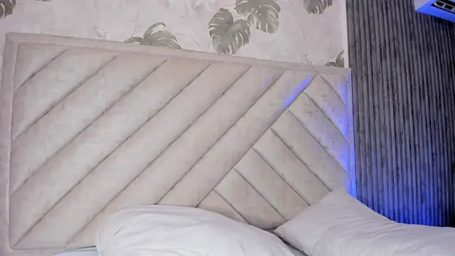 Snapshot of SarahRizof chatting on 03-07-26, 05:37 SarahRizof online show from 03-07-26, 05:37