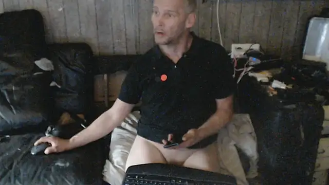 Snapshot of BISLETJE1980 chatting on 02-12-26, 12:11 BISLETJE1980 online show from 02-12-26, 12:11