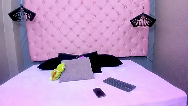 Sara-Burning- online show from 02-14-26, 03:36