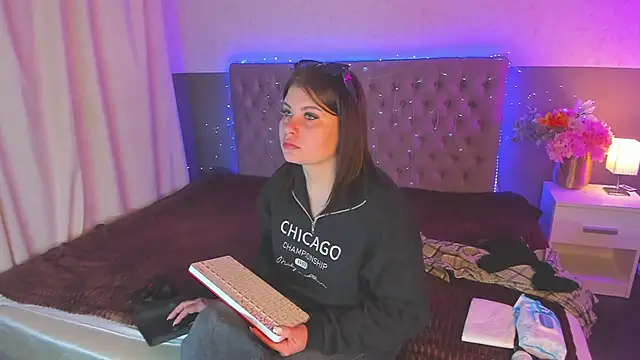 AmandaHoppe online show from 03-30-26, 04:57