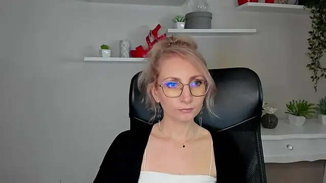 CinderellaMoon online show from 03-12-26, 06:30