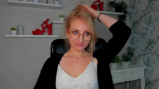 CinderellaMoon online show from 03-18-26, 06:27