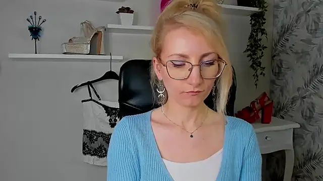 CinderellaMoon online show from 03-30-26, 05:30