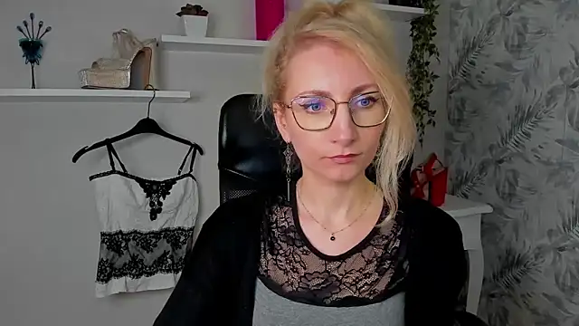 CinderellaMoon online show from 03-31-26, 05:19