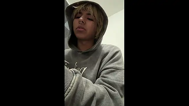 Snapshot of prince_oliverr chatting on 03-31-26, 02:57 prince oliverr online show from 03-31-26, 02:57