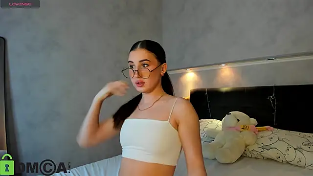 Emily Lews online show from 03-06-26, 01:02