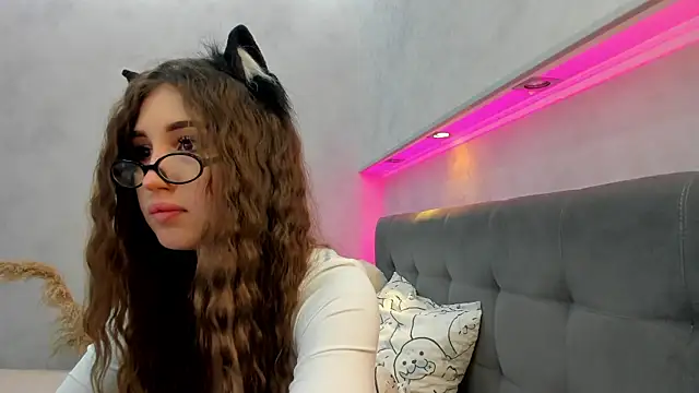 Emily Lews online show from 05-19-26, 08:42