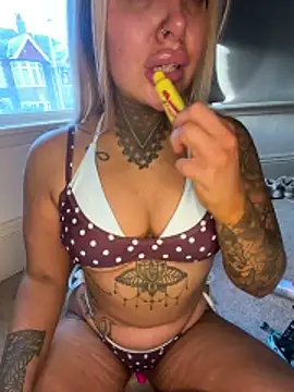 Snapshot of Summerwestt chatting on 04-19-26, 06:10 Summerwestt online show from 04-19-26, 06:10