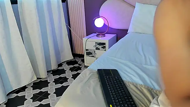 Snapshot of PerlaRogerss_ chatting on 04-04-26, 11:29 PerlaRogerss online show from 04-04-26, 11:29