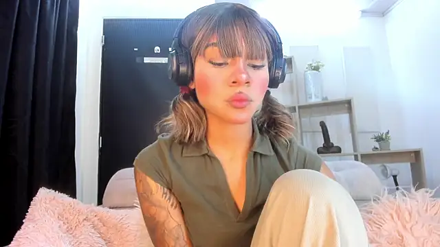 Snapshot of Tylla__ chatting on 03-25-26, 05:13 Tylla online show from 03-25-26, 05:13