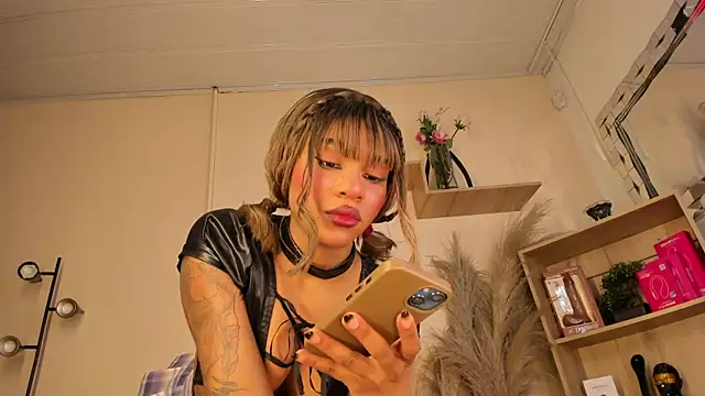 Snapshot of Tylla__ chatting on 04-01-26, 04:57 Tylla online show from 04-01-26, 04:57