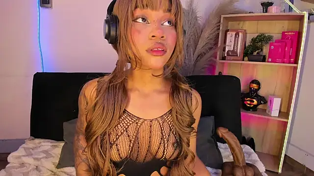 Snapshot of Tylla__ chatting on 04-04-26, 04:00 Tylla online show from 04-04-26, 04:00