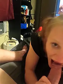 Snapshot of redslovestofuck chatting on 02-15-26, 10:14 redslovestofuck online show from 02-15-26, 10:14