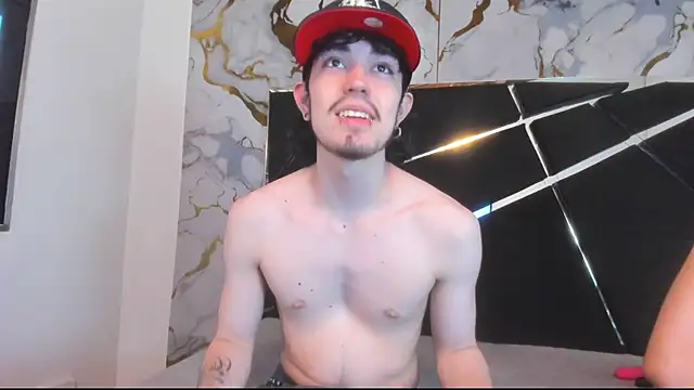 Snapshot of Couple_In_Heat chatting on 03-19-26, 07:40 Couple In Heat online show from 03-19-26, 07:40