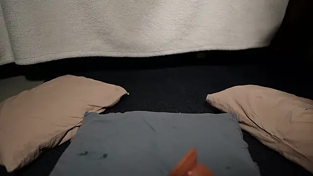 Snapshot of DLCheeks chatting on 02-15-26, 07:51 DLCheeks online show from 02-15-26, 07:51