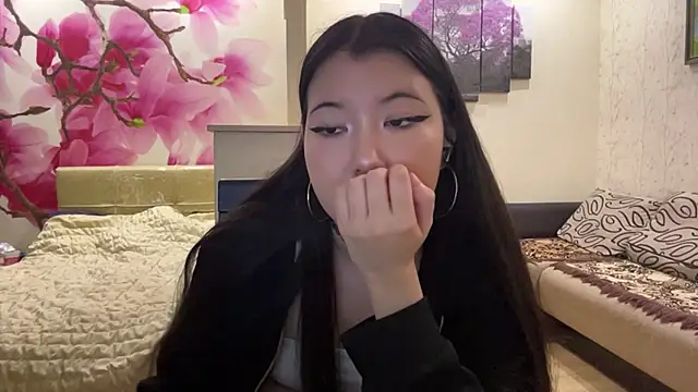 Snapshot of MaeRaads chatting on 04-15-26, 08:20 MaeRaads online show from 04-15-26, 08:20