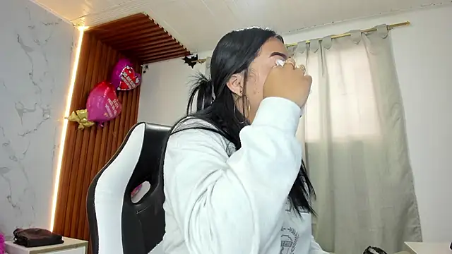 Snapshot of adhara__messY chatting on 02-24-26, 01:42 adhara messY online show from 02-24-26, 01:42