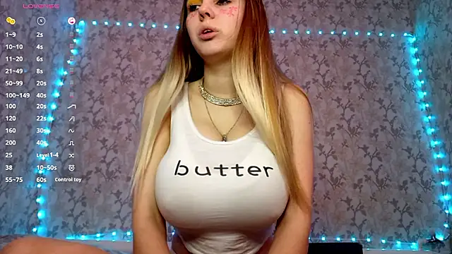 Snapshot of VictoriaDeese chatting on 03-31-26, 03:19 VictoriaDeese online show from 03-31-26, 03:19