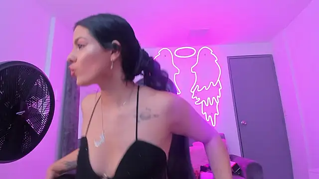 Snapshot of Evelin__thompsson chatting on 03-19-26, 03:21 Evelin thompsson online show from 03-19-26, 03:21