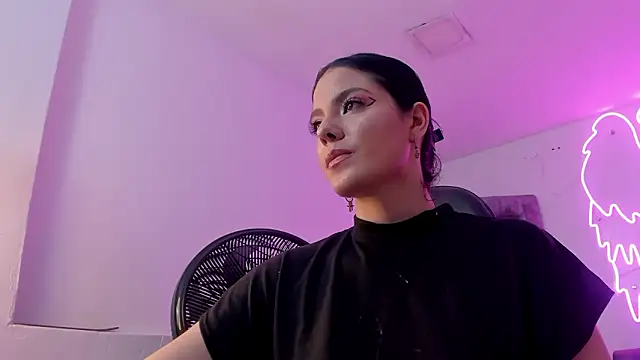 Snapshot of Evelin__thompsson chatting on 03-20-26, 03:11 Evelin thompsson online show from 03-20-26, 03:11