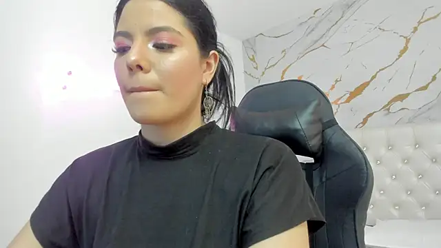 Snapshot of Evelin__thompsson chatting on 03-25-26, 03:45 Evelin thompsson online show from 03-25-26, 03:45