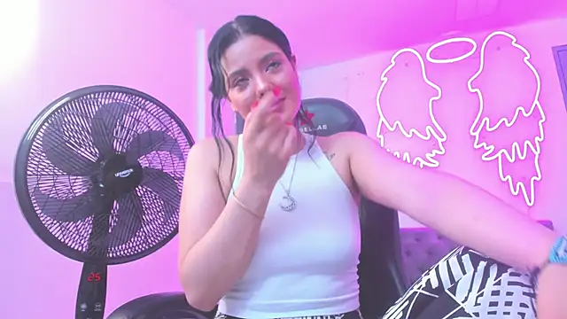 Snapshot of Evelin__thompsson chatting on 03-27-26, 03:12 Evelin thompsson online show from 03-27-26, 03:12