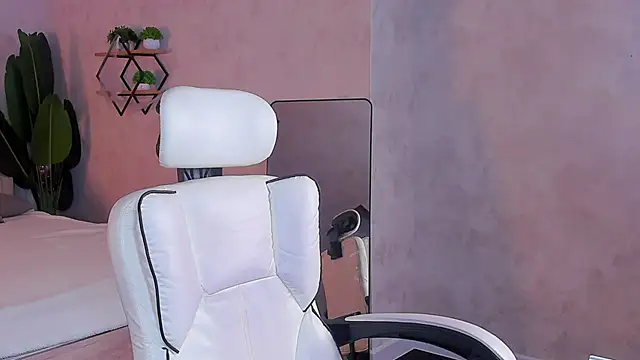 Miaa Hill online show from 03-25-26, 12:11