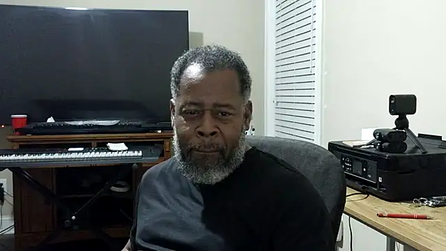 Snapshot of Cleozevo1961 chatting on 08-03-26, 01:37 Cleozevo1961 online show from 08-03-26, 01:37
