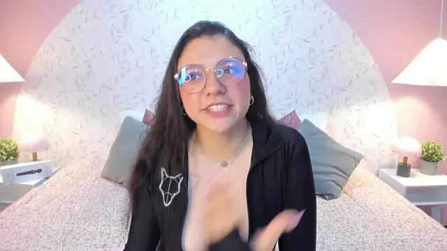 Snapshot of Angelie_Rosebrm chatting on 04-08-26, 03:17 Angelie Rosebrm online show from 04-08-26, 03:17