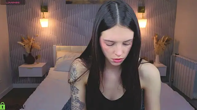 Snapshot of elise_robbie chatting on 04-23-26, 01:07 elise robbie online show from 04-23-26, 01:07