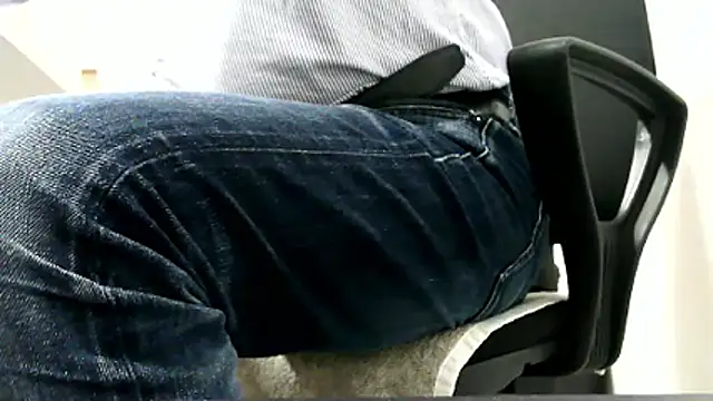 Snapshot of gitano697 chatting on 04-10-26, 02:33 gitano697 online show from 04-10-26, 02:33