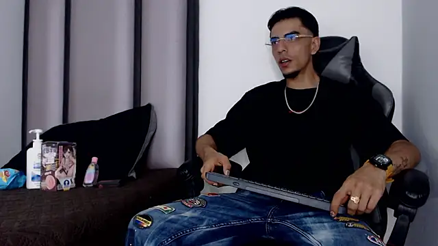 Snapshot of Endrick-23 chatting on 03-04-26, 03:56 Endrick-23 online show from 03-04-26, 03:56