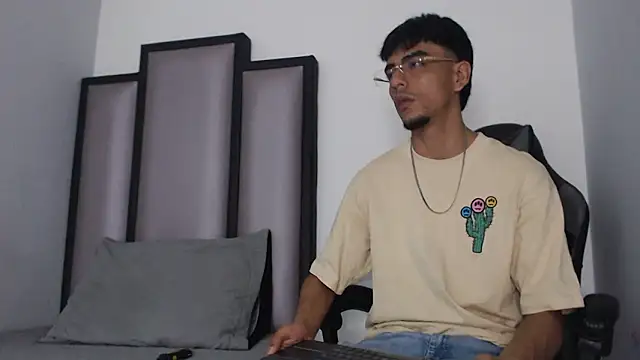 Snapshot of Endrick-23 chatting on 03-06-26, 03:25 Endrick-23 online show from 03-06-26, 03:25