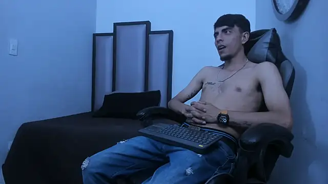 Snapshot of Endrick-23 chatting on 03-19-26, 03:32 Endrick-23 online show from 03-19-26, 03:32