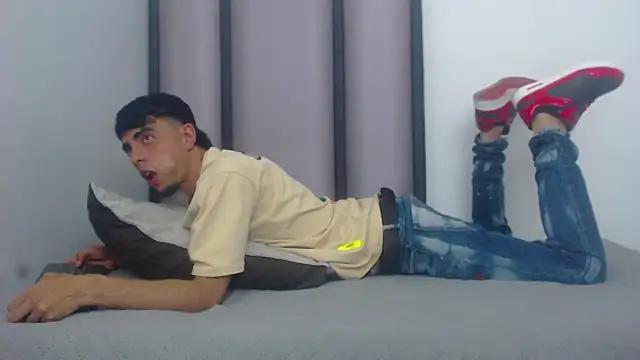 Snapshot of Endrick-23 chatting on 03-29-26, 04:01 Endrick-23 online show from 03-29-26, 04:01