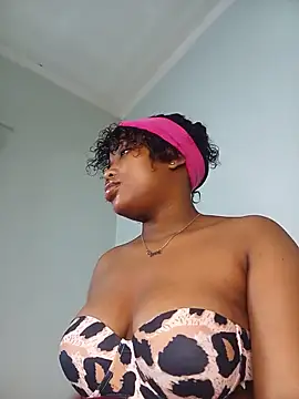 Snapshot of Divine_Beautyxx chatting on 06-17-26, 03:53 Divine Beautyxx online show from 06-17-26, 03:53