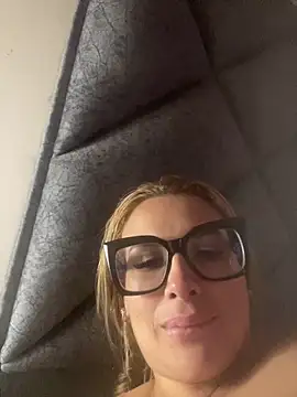 Snapshot of Alma_Andrade chatting on 04-17-26, 05:16 Alma Andrade online show from 04-17-26, 05:16