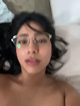 Snapshot of Linarodri chatting on 05-15-26, 09:00 Linarodri online show from 05-15-26, 09:00